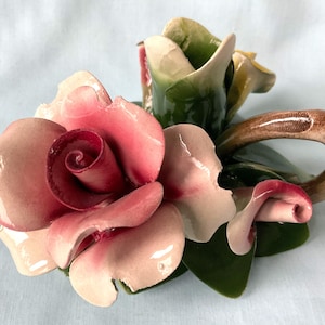 Figura y candelabro de rosas de Capodimonte Hecho en Italia Portavelas de rosa y capullos de porcelana de Capodimonte
