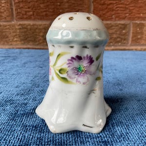 China Salt or Sugar Shaker Blue and White Shaker Floral Sugar Shaker