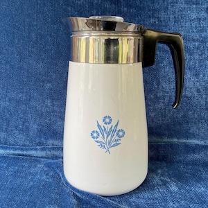 Cafetera percoladora Corning Ware Cornflower de 9 tazas para estufa.