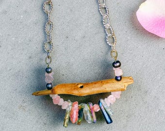 Driftwood Crystal Necklace, Coastal Boho Jewelry, Handmade Driftwood Pendant, Rose Quartz Gemstone Necklace, Beach Inspired Artisan Jewelry,
