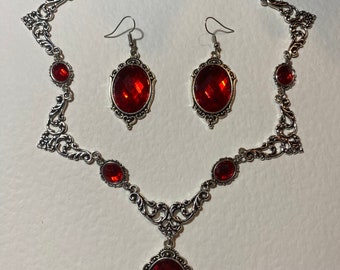 REGAL Filigree VICTORIAN Style Rich Red Acrylic Crystal & Silver Plated Metal Necklace SET Boucles d'oreilles petites et minces également disponibles à la place