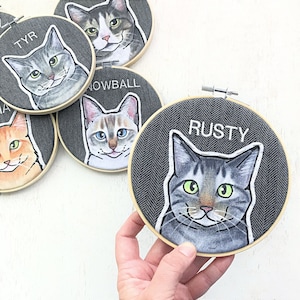 Anpassat kattporträtt: Handmålat och broderat husdjursminnesmärke
