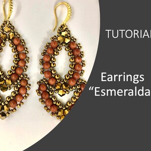 Può includere: Orecchini color oro con un design a goccia, con perline marroni e accenti geometrici dorati. Gli orecchini sono etichettati "Esmeralda" e la parola "TUTORIAL" è anche visibile.