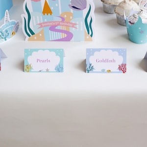Mermaid Food Tent Karten | Canva Bearbeitbarer Text | Meerjungfrau Geburtstag Party Buffet Namen Aufkleber | Meerjungfrau Tischkarten Muschel Coral Blue Purple