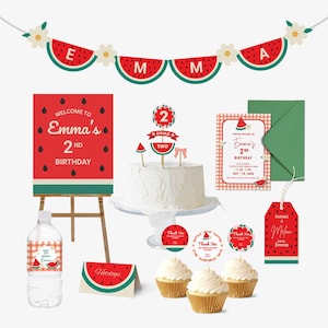Op de afbeelding: Een verjaardagsfeestset met watermeloenthema, inclusief een banner, bord, taart, cupcakes, uitnodigingen en waterflessen. Op het bord staat "Welcome to Emma's 2nd Birthday". Het kleurenschema is rood, groen en wit.