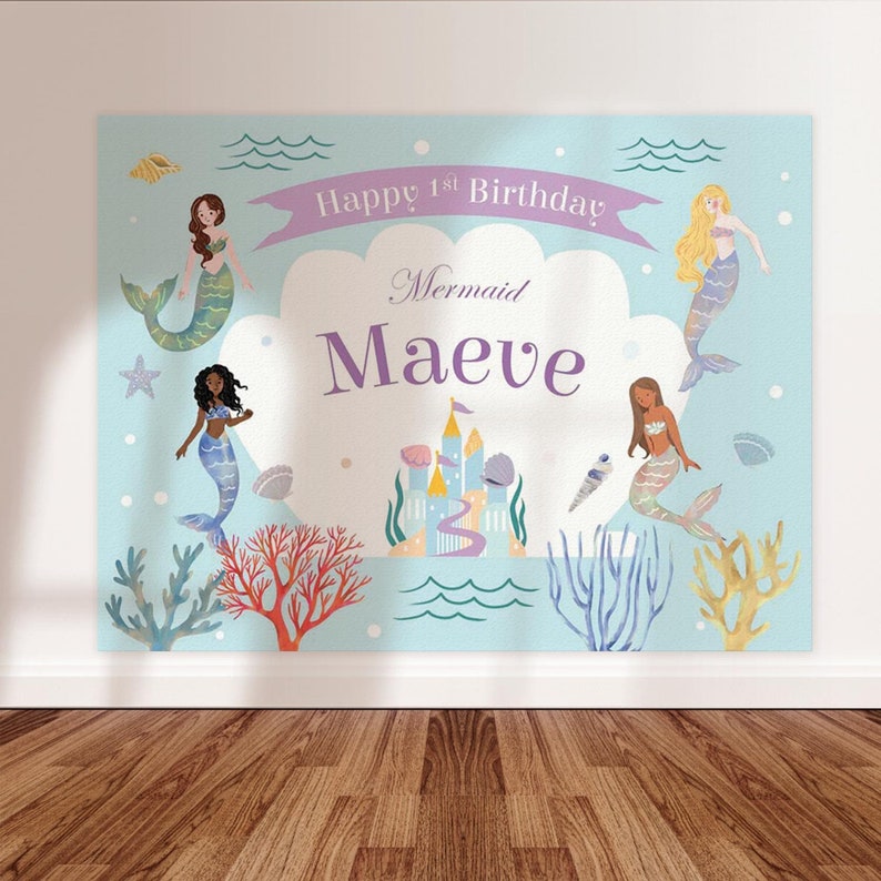 K&ouml;nnte beinhalten: Ein blauer und wei&szlig;er Geburtstagshintergrund zum Thema Meerjungfrau mit dem Text "Happy 1st Birthday Mermaid Maeve". Der Hintergrund zeigt drei Meerjungfrauen, ein Schloss, Korallen und Muscheln.