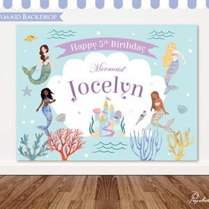 K&ouml;nnte beinhalten: Ein blauer und lilafarbener Geburtstagshintergrund mit Meerjungfrauen-Motiv und dem Text "Happy 5th Birthday Mermaid Jocelyn". Der Hintergrund zeigt ein Schloss, Muscheln, Korallen und Meerjungfrauen.