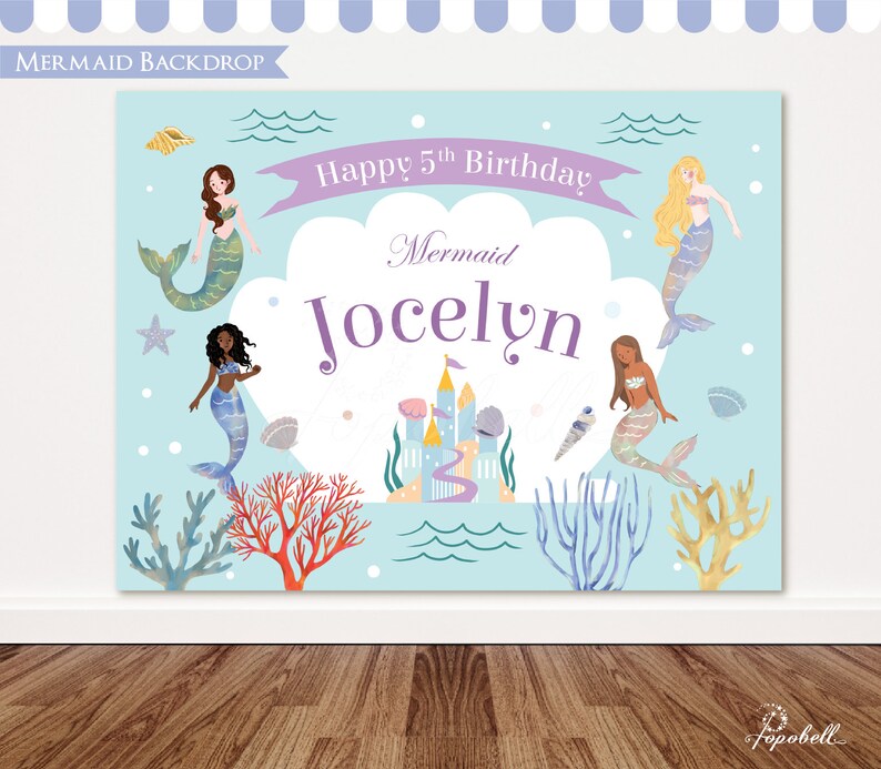 K&ouml;nnte beinhalten: Ein blauer und lilafarbener Geburtstagshintergrund mit Meerjungfrauen-Motiv und dem Text "Happy 5th Birthday Mermaid Jocelyn". Der Hintergrund zeigt ein Schloss, Muscheln, Korallen und Meerjungfrauen.
