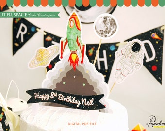 Puede incluir: Topper de pastel con temática espacial con un cohete, un astronauta, la luna y planetas. La pancarta dice "Feliz 8º cumpleaños Neil".