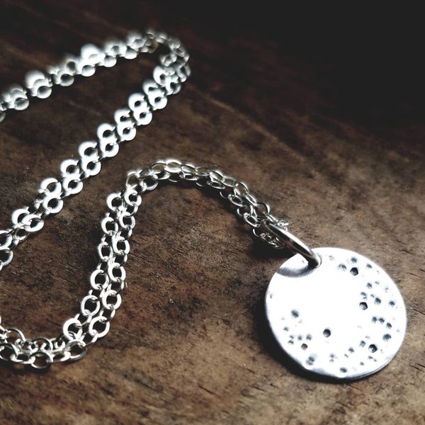 Collier délicat en argent à breloques pleine lune, bijoux célestes, cratères martelés, phase lunaire, astrologie | Lune 1/2" | Personnalisé//réalisé sur commande