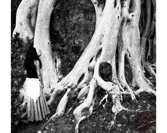 Fotografía en blanco y negro, una hermosa niña con cabello oscuro con un vestido verde tocando el árbol, Amatlan de Quetzalcóatl Morelos, México