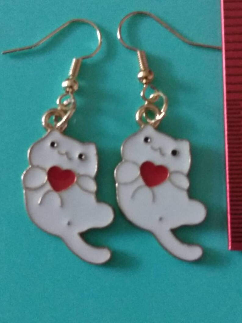 White kitty with heart earrings