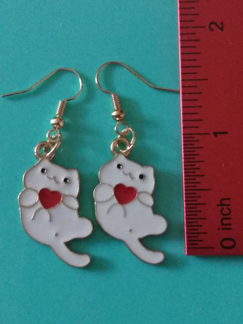 White kitty with heart earrings