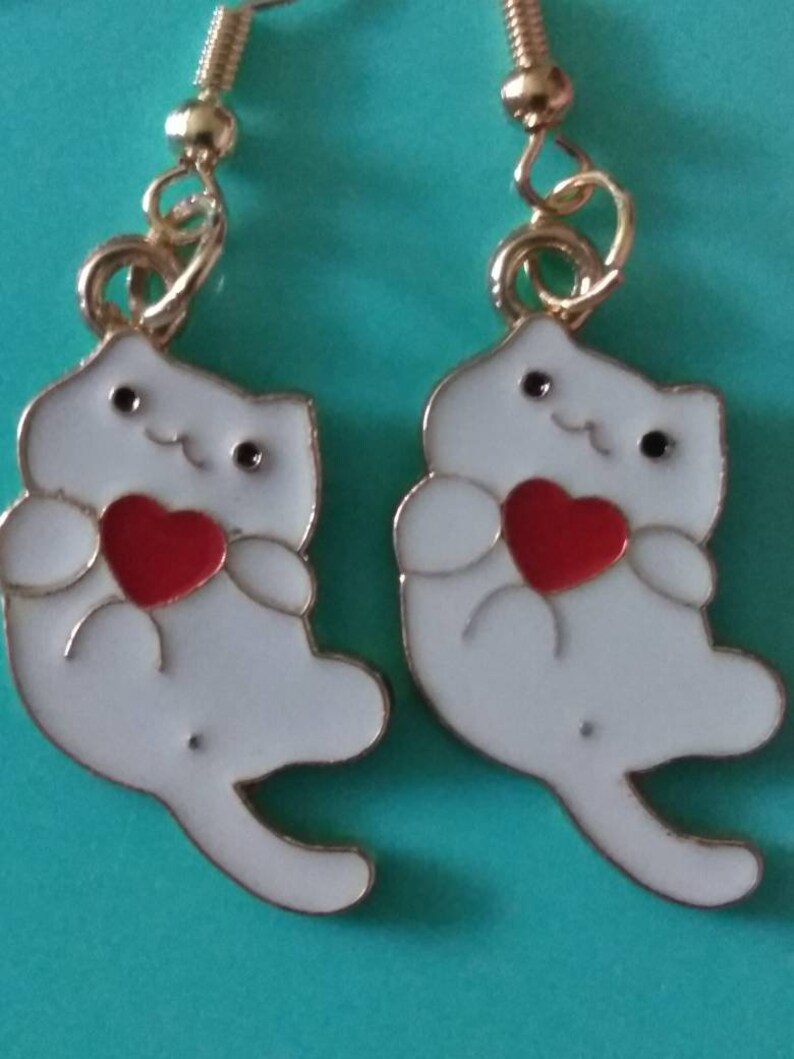 White kitty with heart earrings