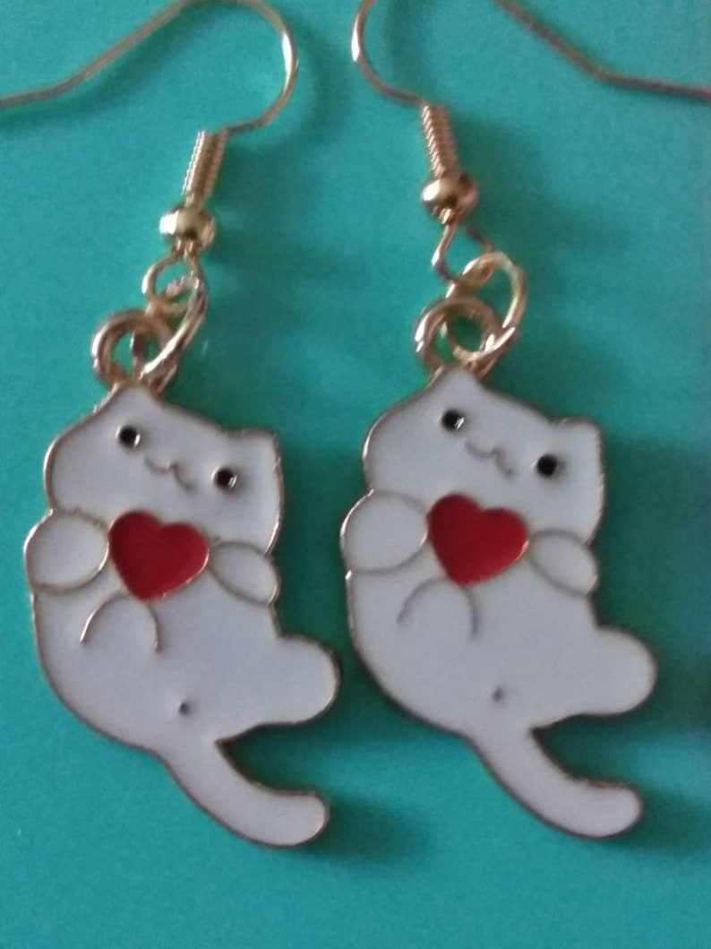 White kitty with heart earrings