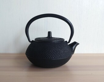 Iron teapot - vintage Japanese cast iron - "arare (hail)" pattern - black - almost brand new condition - WhatsForPudding #3312