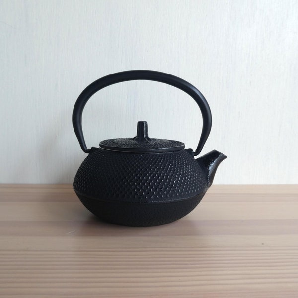 Iron teapot - vintage Japanese cast iron - "arare (hail)" pattern - black - almost brand new condition - WhatsForPudding #3312