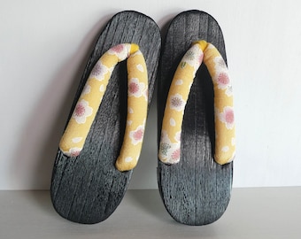 Wooden clogs, "geta" - Japanese vintage - black lacquered - fabric thongs - cherry blossom print -  WhatsForPudding #3667