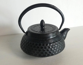 Cast iron teapot - Japanese vintage - chrysanthemum pattern - black - good condition - WhatsForPudding #3971