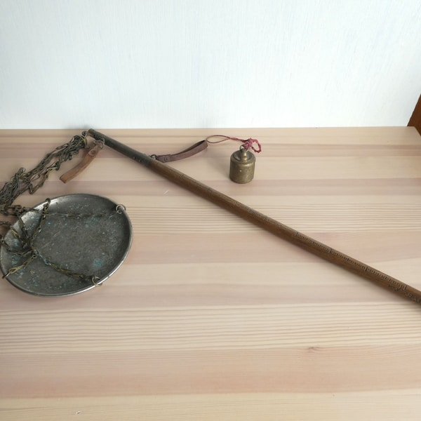 Balkenwaage - japanische Antik - Holzbalken - Lederriemen - Metallketten - ein Gewicht - WhatsForPudding #3398