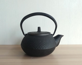 Eisen Teekanne - vintage japanisches Gusseisen - "arare (hagel)" Muster - schwarz - made by Iwachu - WhatsForPudding #3325