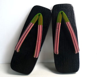 Japanese vintage clogs, "geta" - wooden (paulownia) - black lacquered - fabric thongs - small size - vintage new - WhatsForPudding #3307