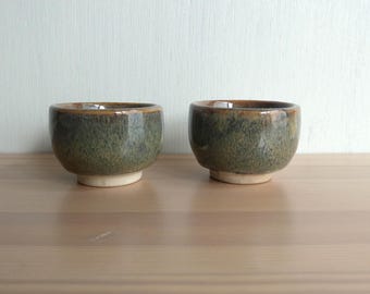 Tazas de cerámica japonesas vintage para sake/té - juego de 2 - verde musgo - WhatsForPudding #3877