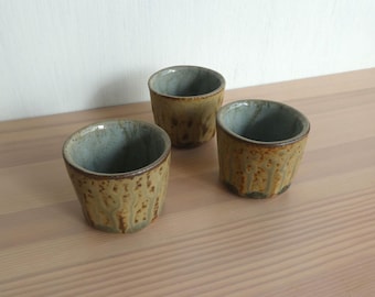 Juego de 3 piezas de sake de cerámica japonesa vintage - octogonales - color caqui verdoso - década de 1970 - WhatsForPudding #3873