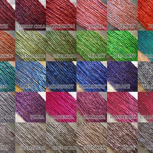 Könnte beinhalten: Eine Tabelle mit 24 verschiedenen Farben von synthetischen Dreadlock-Haarverlängerungen. Die Farben sind in vier Reihen mit jeweils sechs Farben angeordnet. Die Farben umfassen Sith, Cherry Cola, Crimson, Coral, Peach, Blaze, Creamsicle, Lemonade, Pistachio, Celery, Mt. Dew, Turquoise, Seaweed, Rain, Midnight, Wildberry, Grape, Heather, Iced Lav, Plum, Magenta, Razmatazz, Raspberry, Cranberry, Blush, Champagne, Rose Gold, Princess, Rose und Mauve.