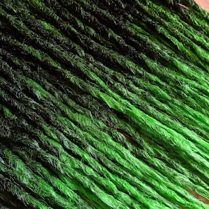 Könnte beinhalten: Schwarze und grüne Ombre-Dreadlocks aus synthetischem Haar. Die Dreadlocks bestehen aus Kanekalon-Haar und sind etwa 61 cm lang.