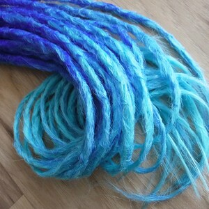 合成ドレッドアクセントキット - 片端かぎ針編み 16～18インチ 長さ 鉛筆のように細い「グレイシャー」ブルー～スカイブルー オンブレドレッド 10本セット