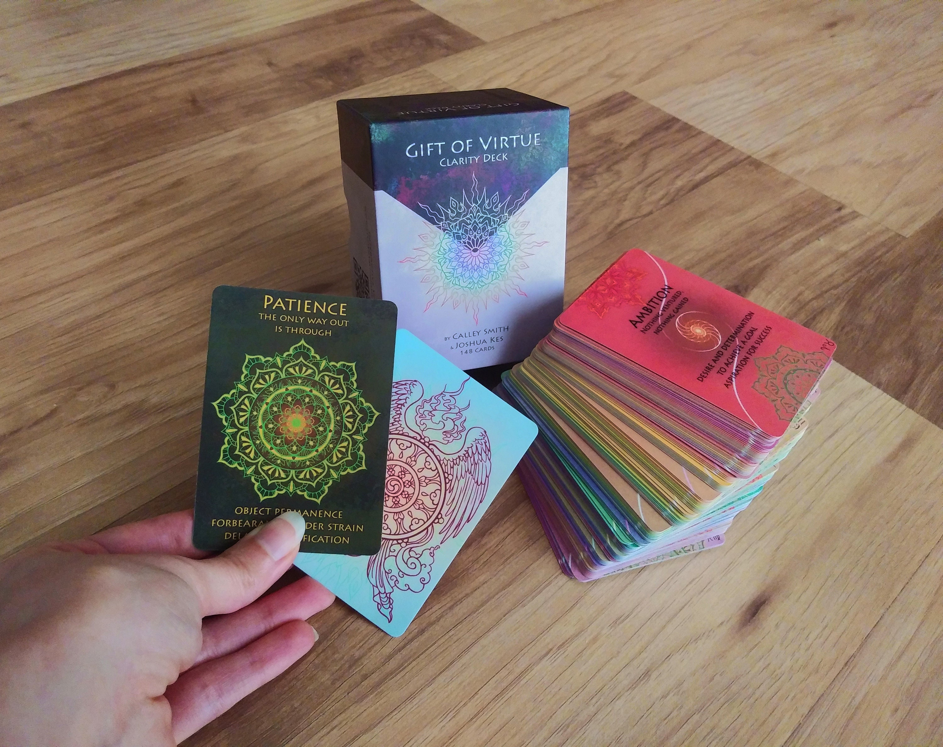 美徳の贈り物 明快なデッキ - 148 枚のカラフルなカードに書かれた知恵