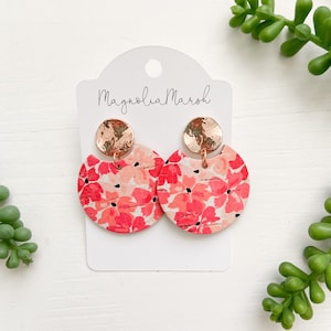 Pendientes de cuero, pendientes de corcho, pendientes con círculos recortados, pendientes de oro rosa, pendientes de flores rosas, pendientes de hibisco, pendientes bohemios de verano.
