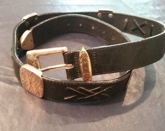 VENTA impresionante cinturón Brighton de cuero negro con herramientas vintage con diseño estampado lleno de medallones en tono plateado en toda la talla s m