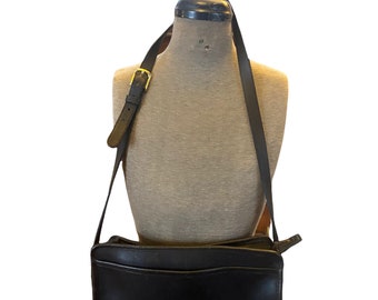 Breathtaking vintage authentic Coach 3809  black crossbody shoulder bag