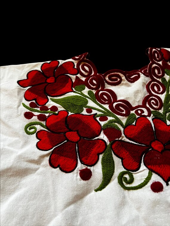 Stunning vintage soft scalloped embroidered flora… - image 2
