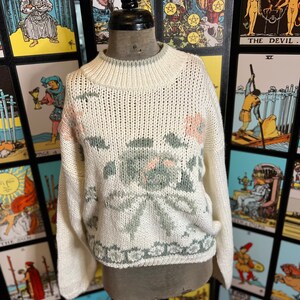 Amazing 1980’s cottage core hand knit floral view point sweater ladies size medium