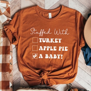 Chemise d’annonce de grossesse de Thanksgiving, chemise d’automne de maman, cadeau de nouvelle maman, annonce de grossesse amusante, révélation de grossesse de Thanksgiving