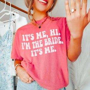 Gift for Bride, Funny Bride Shirt, Engagement Gift, Its Me Hi Im the Bride Its Me, Retro Groovy Bride Shirt, Funny Bride gift