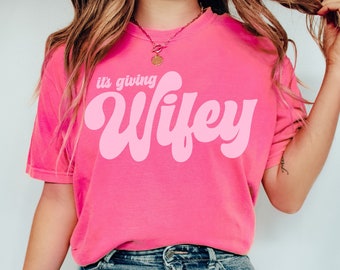 Gift for Bride, Funny Bride Shirt, Newlywed Gift, New Wife Shirt, Engagement Gift, Its Giving Wifey, Retro Bride Shirt, Funny Wife Shirt