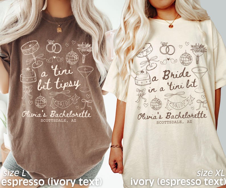 Op de afbeelding: Twee T-shirts met een thema voor een vrijgezellenfeest. Het linker T-shirt is bruin met ivoor kleurige tekst die zegt "a tini bit tipsy" en "Olivia's Bachelorette Scottsdale, AZ". Het rechter T-shirt is ivoor met bruine tekst die zegt "a Bride in a tini bit" en "Olivia's Bachelorette Scottsdale, AZ".