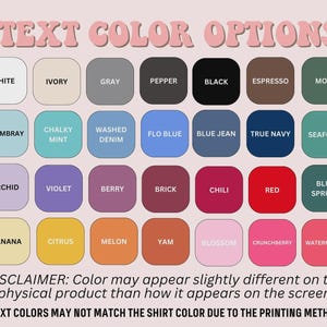 Op de afbeelding: Een kleurenkaart getiteld "TEXT COLOR OPTIONS" toont een verscheidenheid aan kleurstalen met bijbehorende namen. Kleuren zijn onder meer wit, zwart, rood en blauw. Een disclaimer onderaan vermeldt dat kleurvariaties kunnen optreden.