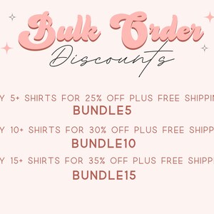 Peut inclure: Graphique rose avec le texte "Bulk Order Discounts" et des d&eacute;tails sur les r&eacute;ductions pour l'achat de 5, 10 ou 15 chemises. Les r&eacute;ductions comprennent un pourcentage de r&eacute;duction et la livraison gratuite.