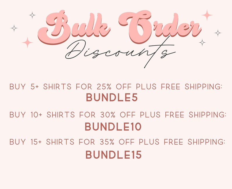 Peut inclure: Graphique rose avec le texte "Bulk Order Discounts" et des d&eacute;tails sur les r&eacute;ductions pour l'achat de 5, 10 ou 15 chemises. Les r&eacute;ductions comprennent un pourcentage de r&eacute;duction et la livraison gratuite.