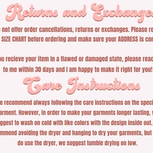 Op de afbeelding: Tekst op een roze achtergrond met de woorden "Returns and Exchanges" in een groot, roze, gestileerd lettertype. De tekst legt het retour- en omruilbeleid van de winkel uit, dat geen retouren of omruilingen toestaat. De tekst bevat ook verzorgingsinstructies voor de kleding, die aanraden om te wassen op koud met gelijke kleuren en te drogen in de droger op lage temperatuur.