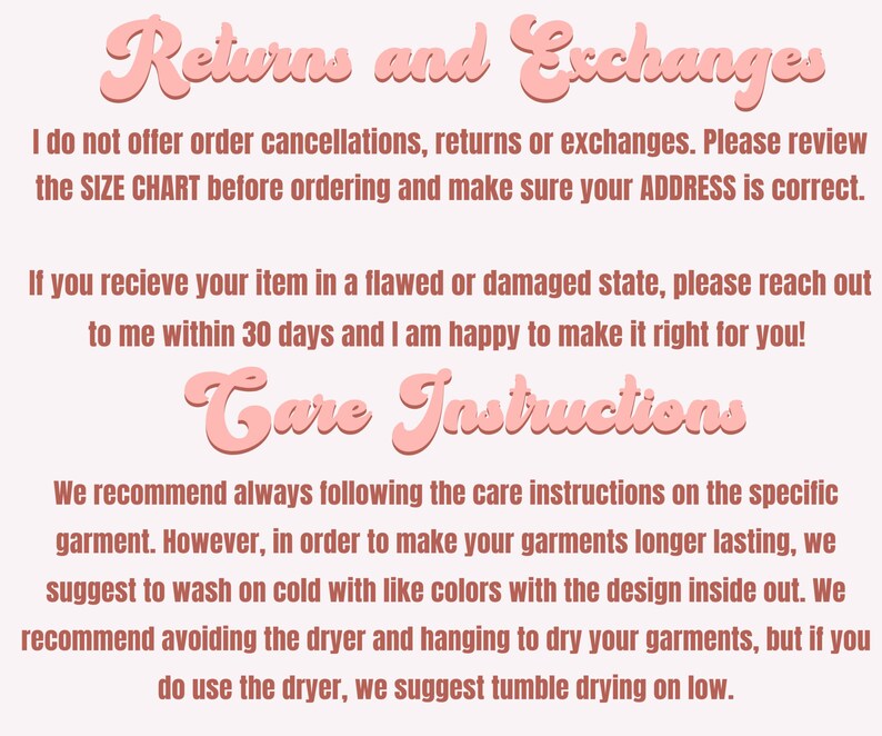 Op de afbeelding: Tekst op een roze achtergrond met de woorden "Returns and Exchanges" in een groot, roze, gestileerd lettertype. De tekst legt het retour- en omruilbeleid van de winkel uit, dat geen retouren of omruilingen toestaat. De tekst bevat ook verzorgingsinstructies voor de kleding, die aanraden om te wassen op koud met gelijke kleuren en te drogen in de droger op lage temperatuur.