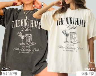 Peut inclure: Deux t-shirts sur le thème d'une fête d'anniversaire. Le t-shirt noir dit "The Birthday Club" et le t-shirt blanc dit "The Birthday Girl". Les deux t-shirts présentent un verre de margarita et des bottes de cow-boy avec le texte "Allie's Birthday Bash" et "Est. 2024".