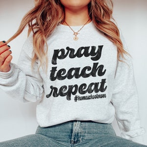 Homeschool Mom Shirt, Pray Teach Repeat, Homeschool Mama Sweatshirt, Homeschool Shirt, Homeschooling Mom Gift, Retro Mom Shirt