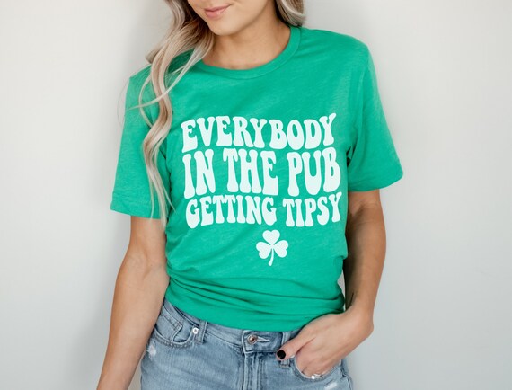 Everybody In The Pub Gettin Patrick Day Pattys Paddys Lucked T-Shirt Everybody In The Pub Gettin Patrick Day Pattys Paddys Lucked T-Shirt