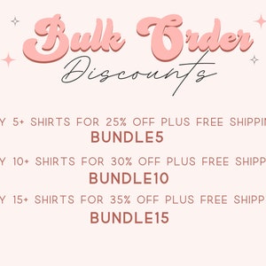Op de afbeelding: Roze en witte afbeelding met de tekst "Bulk Order Discounts" in een gestileerd lettertype. De tekst hieronder geeft kortingen voor het kopen van 5, 10 of 15 shirts, met de tekst "BUNDLE5", "BUNDLE10" en "BUNDLE15" voor elke aanbieding.